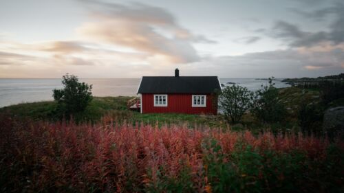 En röd stuga vid havet