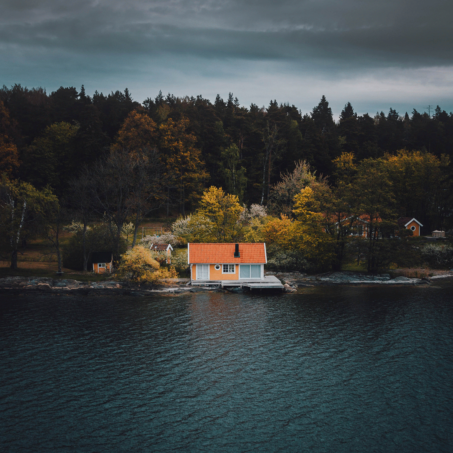 En stuga nere vid vattnet